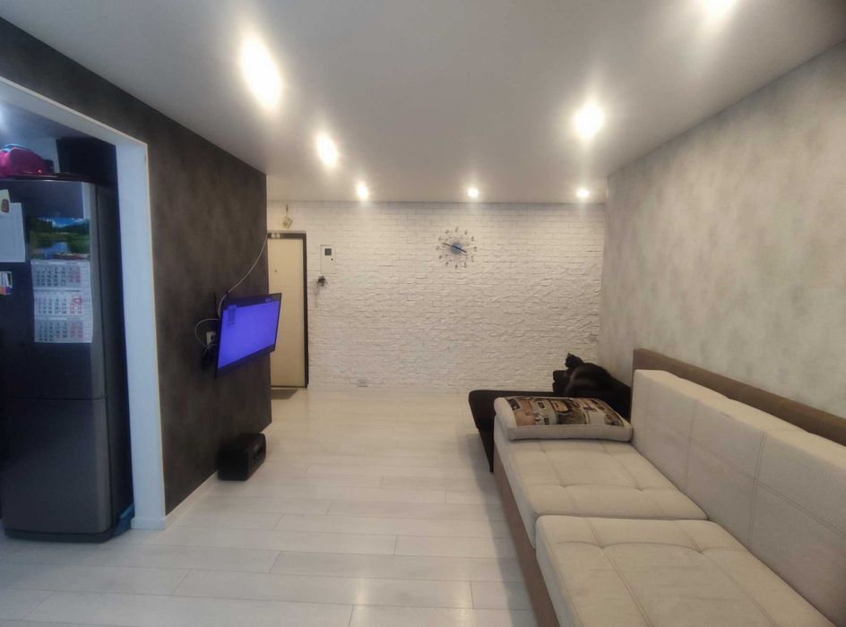 Продаж затишної  трикімнатної квартири в центрі міста.