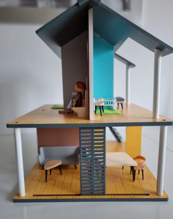 Duży drewniany domek dla lalek