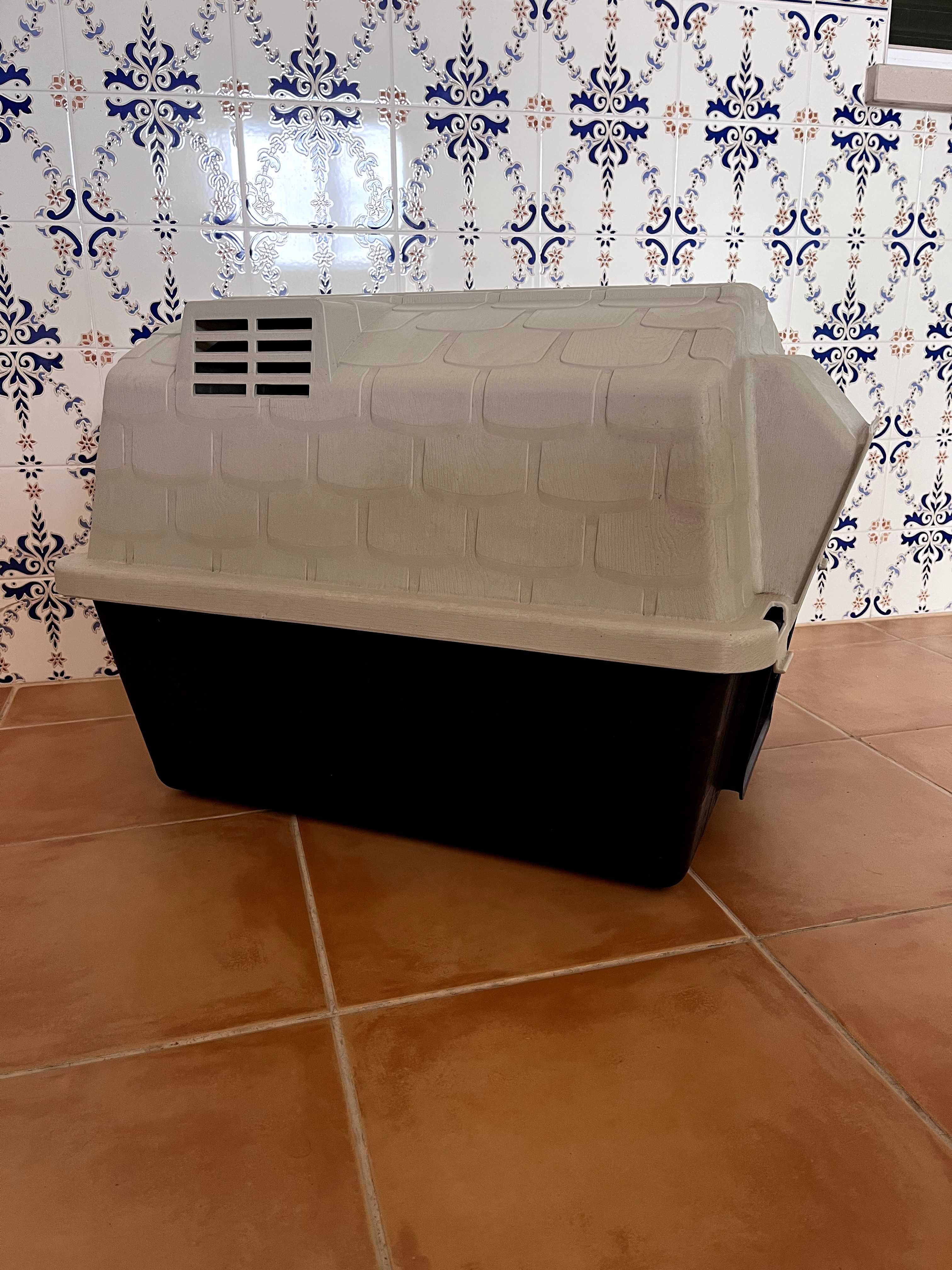 Casota em Plástico para Cão ou Gato – Leve e Durável