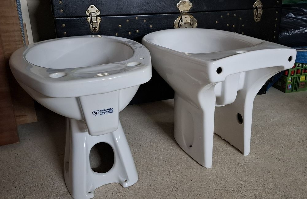 Vendo bidé um de marca Valadares o outro de marca Roca.