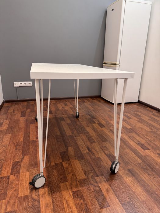 Білий стіл на колесах