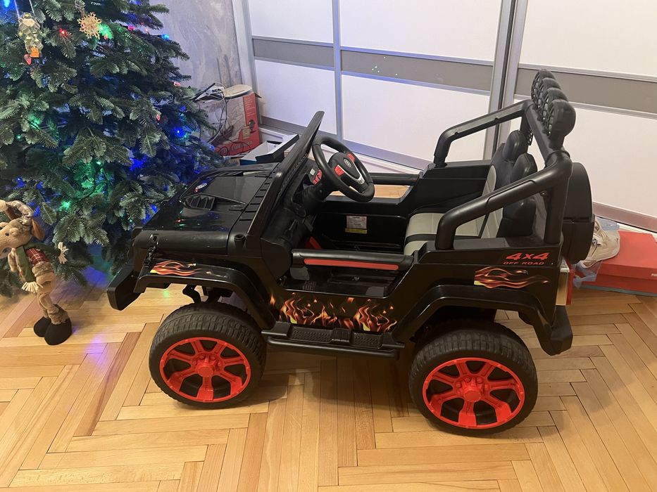 Джип дитячий з музикою і на пульті, ідеальний стан, гаражне утримання)