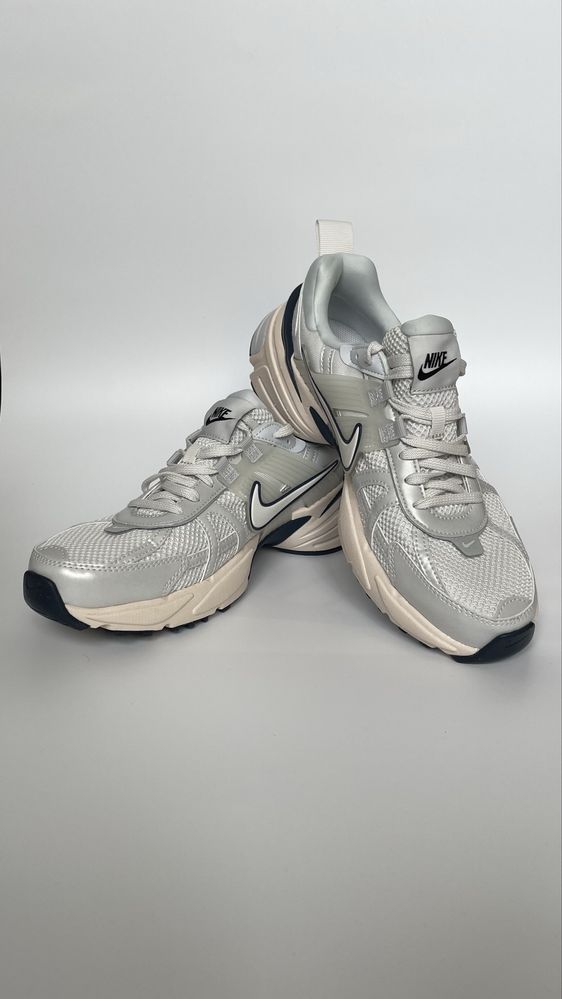 Оригінальні кросівки Nike V2K Run