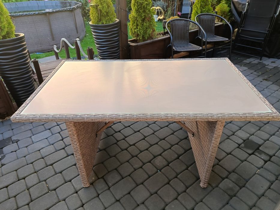 Stół z technorattanu do ogrodu