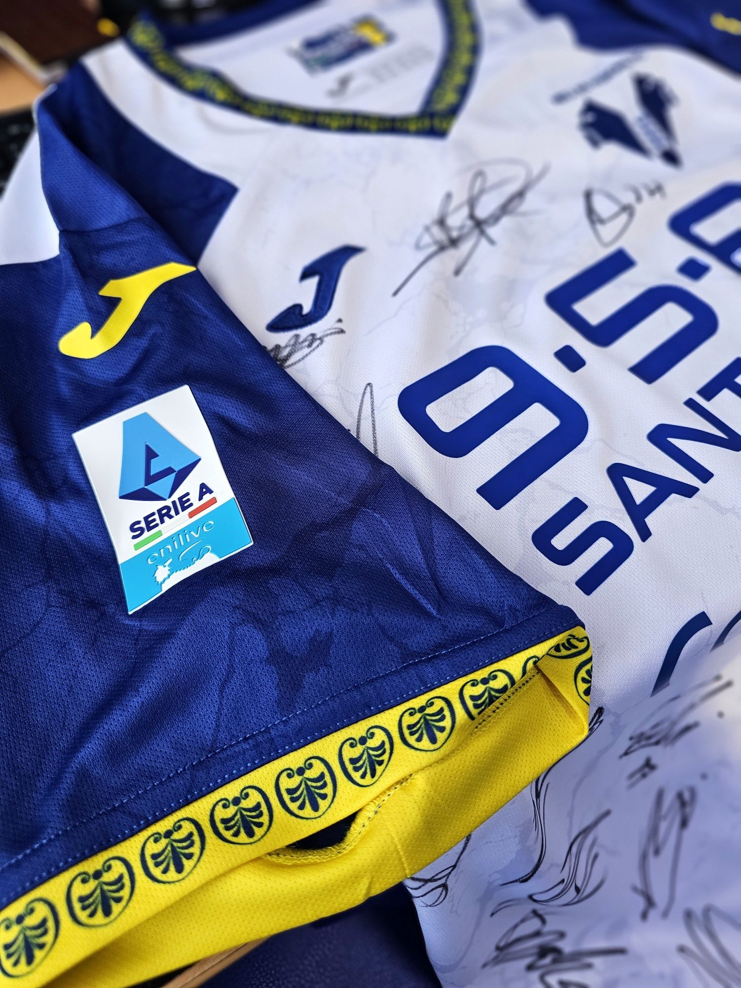 Camisola oficial Hellas Verona assinada por toda a equipa