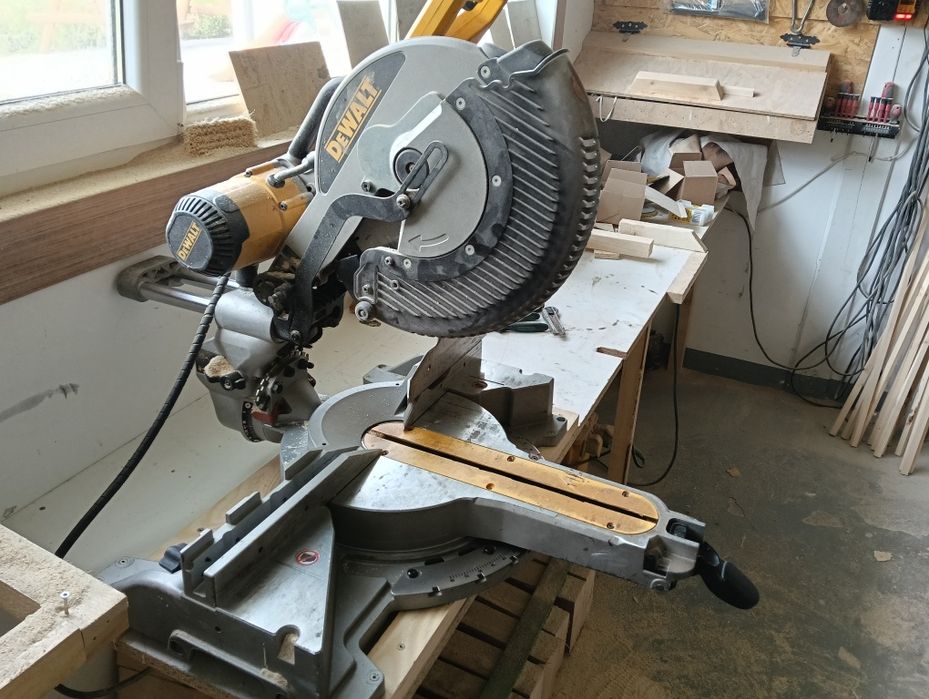 Piła ukośnica DeWalt DW718 LX angielska wtyczką 110v plus trafo