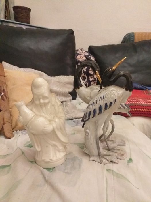Colecção de artigos de enfeitar,estátuas, máscaras, bibelôs  etc
