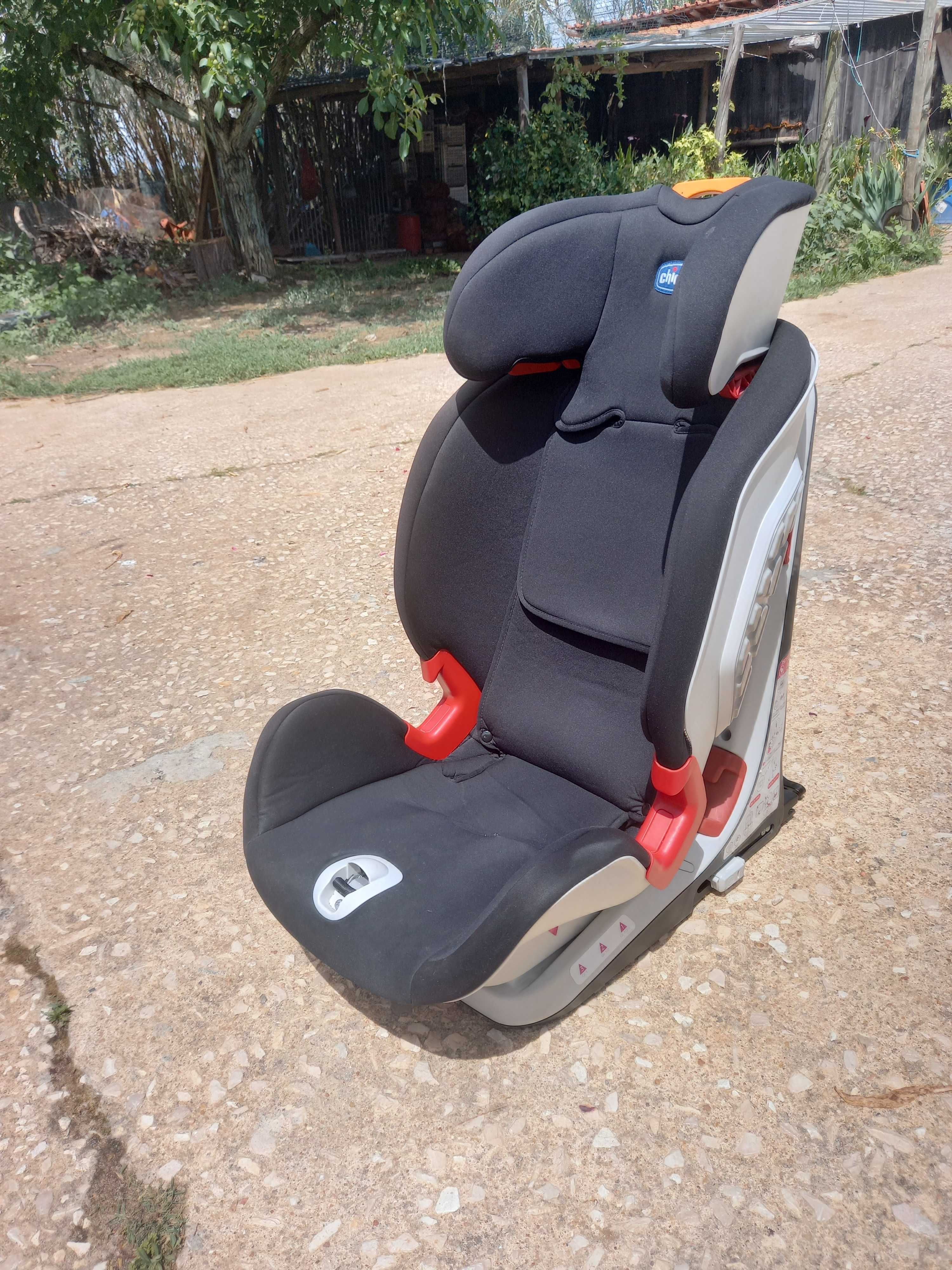 Cadeira-auto Chicco com ISOFIX 9kg-36kg com pouco uso