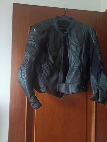 Куртка для мотоспорта кожаная черного цвета в хорошем