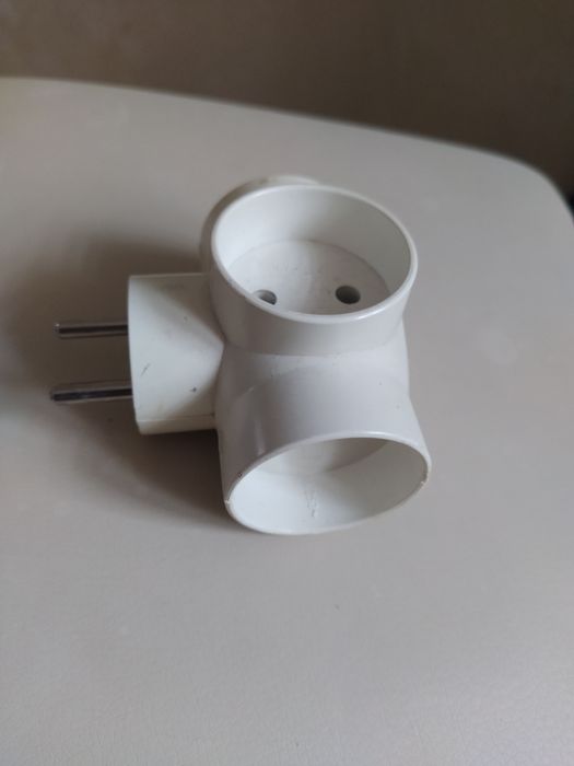 Rozgałęźnik Na 3 Wejścia W Dobrym Stanie Kolor Biały