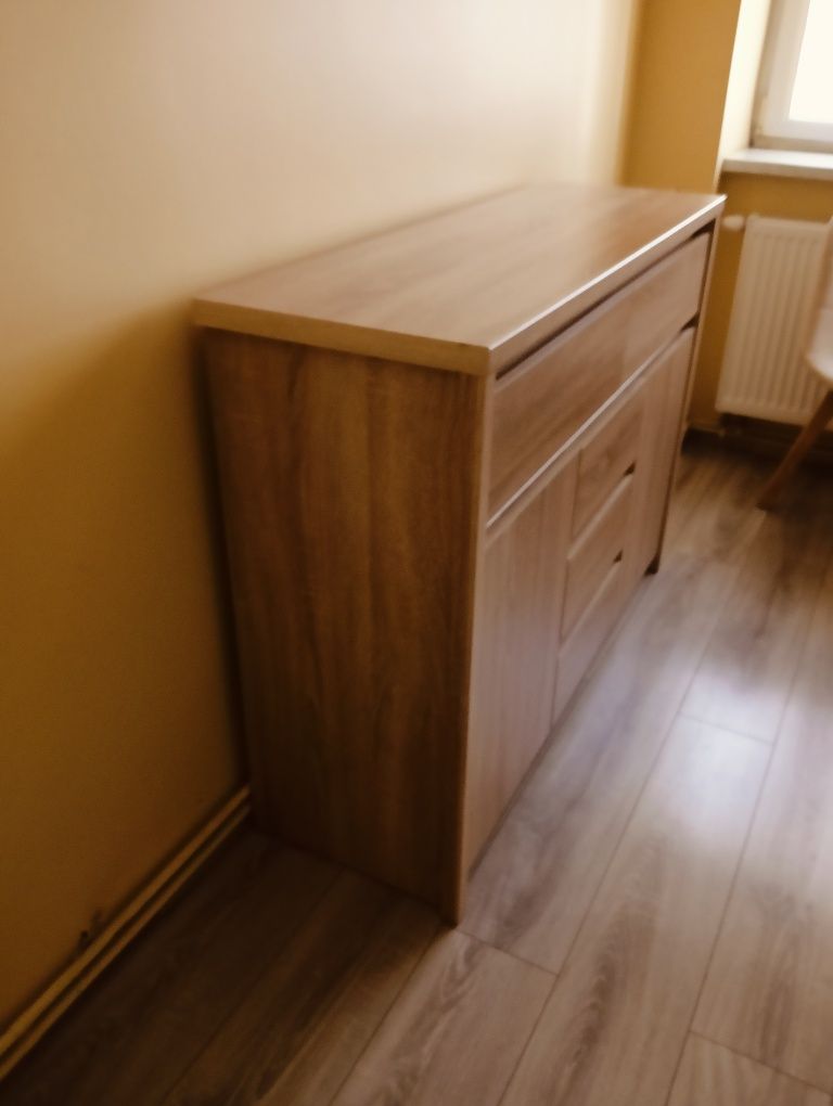 Sprzedam rozkładany stół ,4 krzesła , komodę i stolik