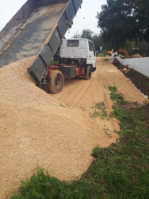 Mini giratória e carrinhas basculantes com manobrador