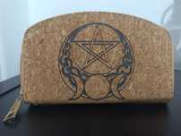 Carteira em cortiça com pentagrama e lua tríplice.