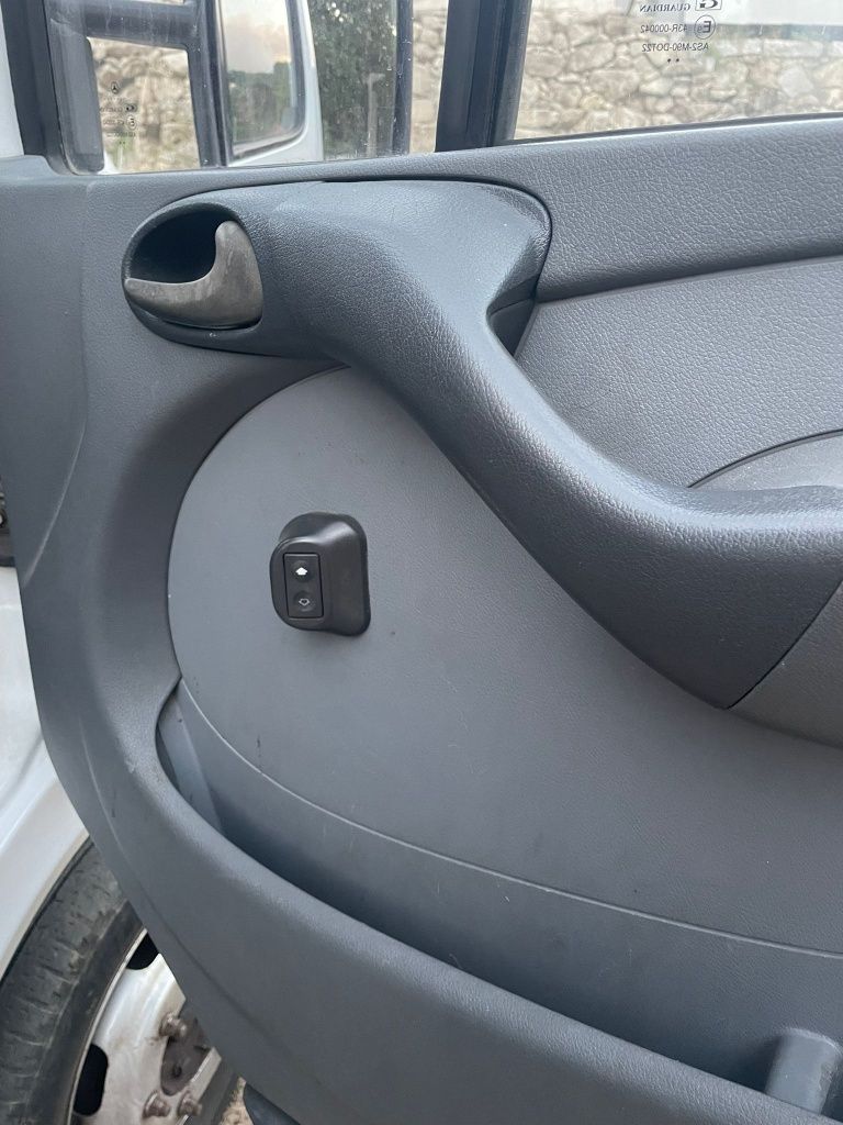 Mercedes sprinter 413 cdi
Cilindrada : 2200 
Equipada com vidros eléct