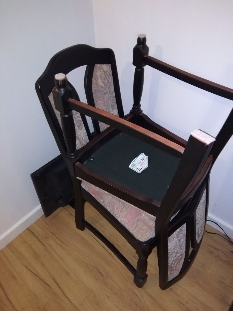 Komplet mebli drewnianych stół krzesła komoda witryna