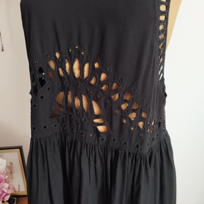 Sukienka H&M czarna S (36) – letnia, rozkloszowana, ażurowa, wyciecie