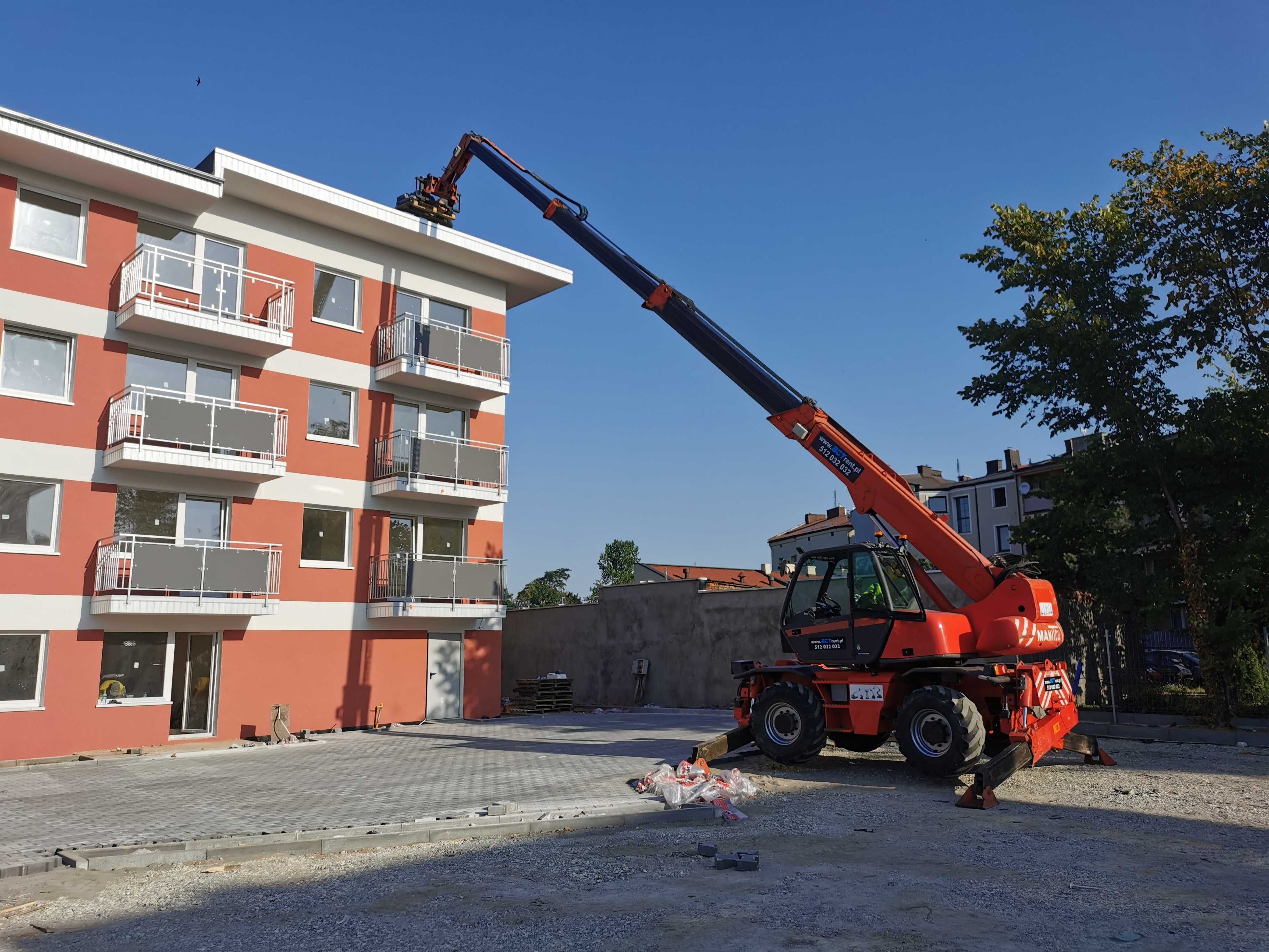 Podnośnik zwyżka ładowarka teleskopowa wycinka drzew mini żuraw JCB