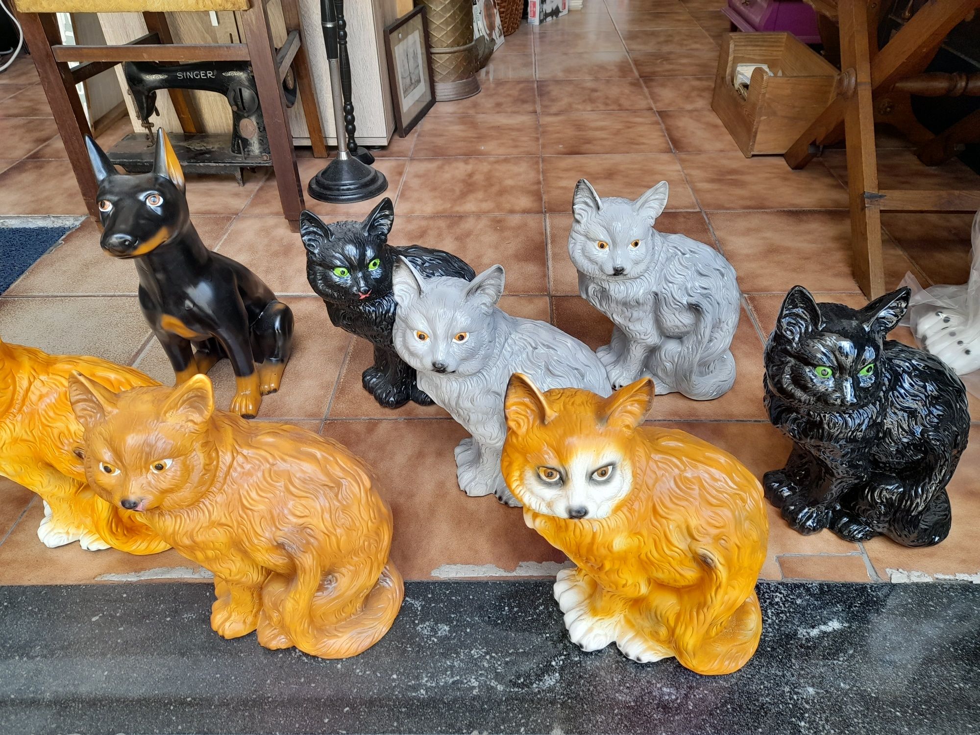 Gatos de louça e cão Doberman - novos super fofinhos em barro