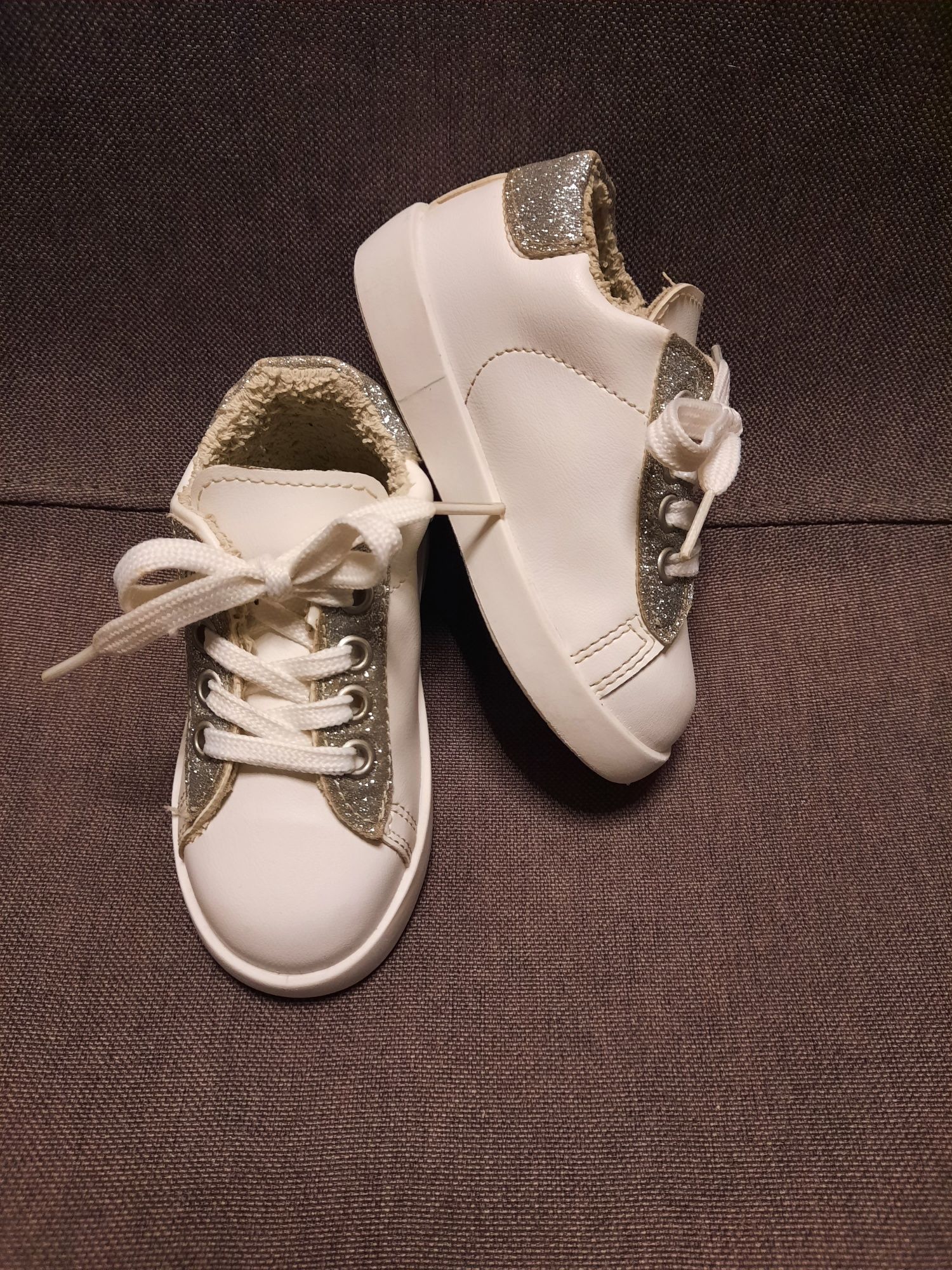 Białe sneakersy ze srebrnymi wstawkami 24
