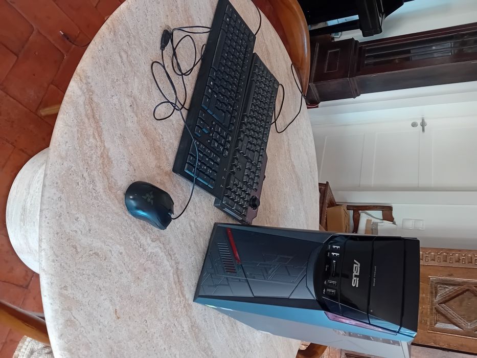 Asus G11CD, 2 teclados, 1 rato Razer