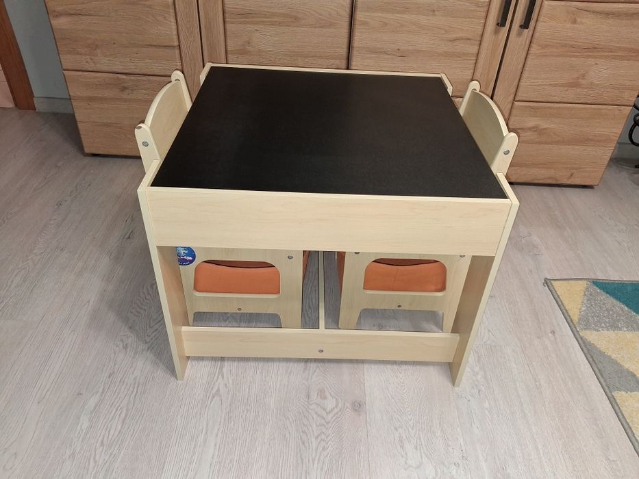 Stolik i dwa krzesła dla dzieci