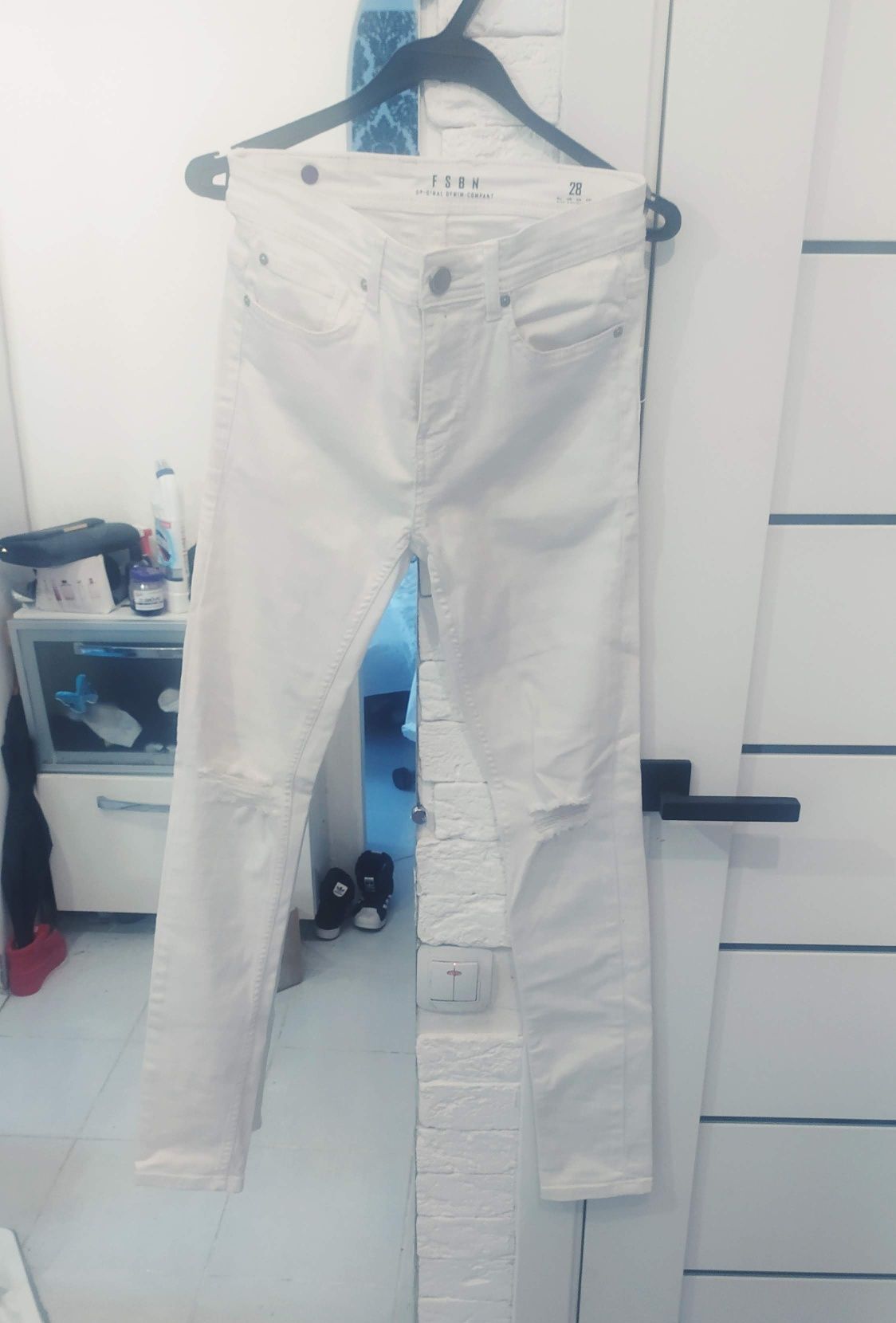 Стильные джинсы с рваностями белые FSBN New Yorker р.28(13-15 лет)