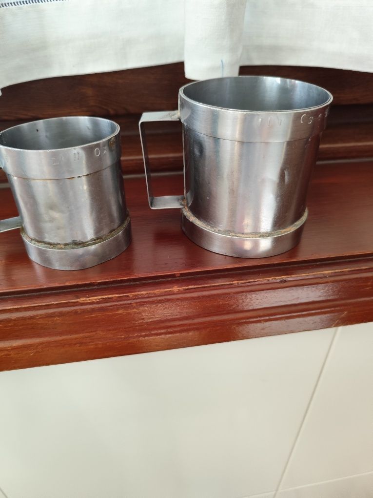 Canecas medidoras em inox antigas