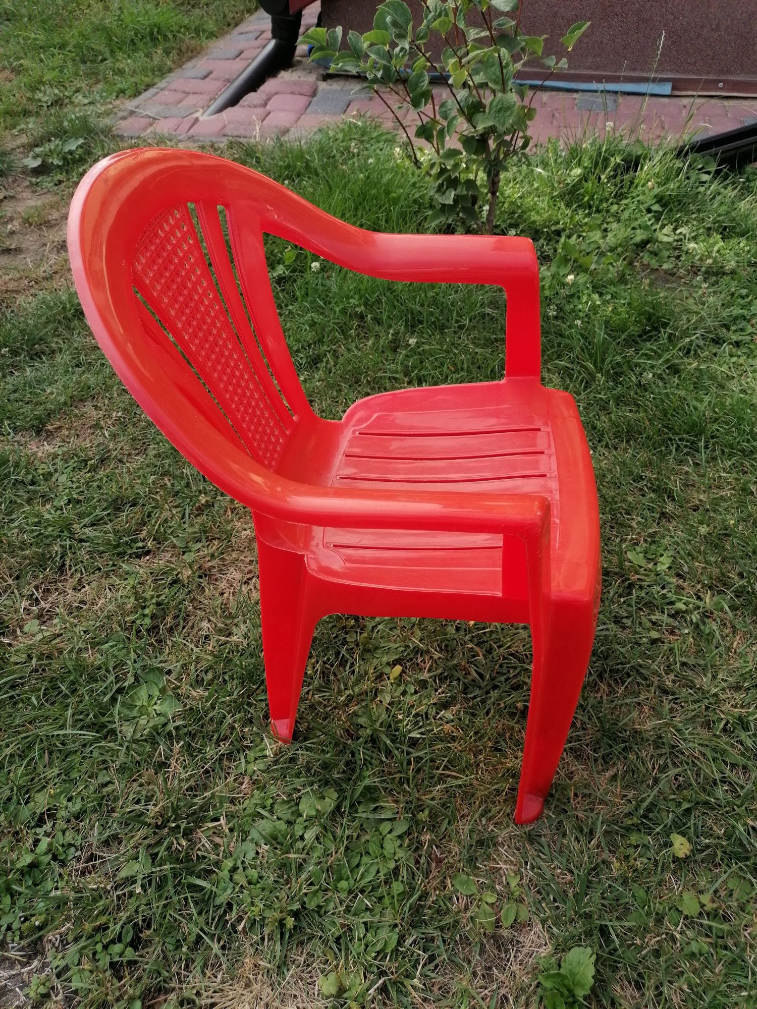 Plastikowe krzesełko dla dziecka