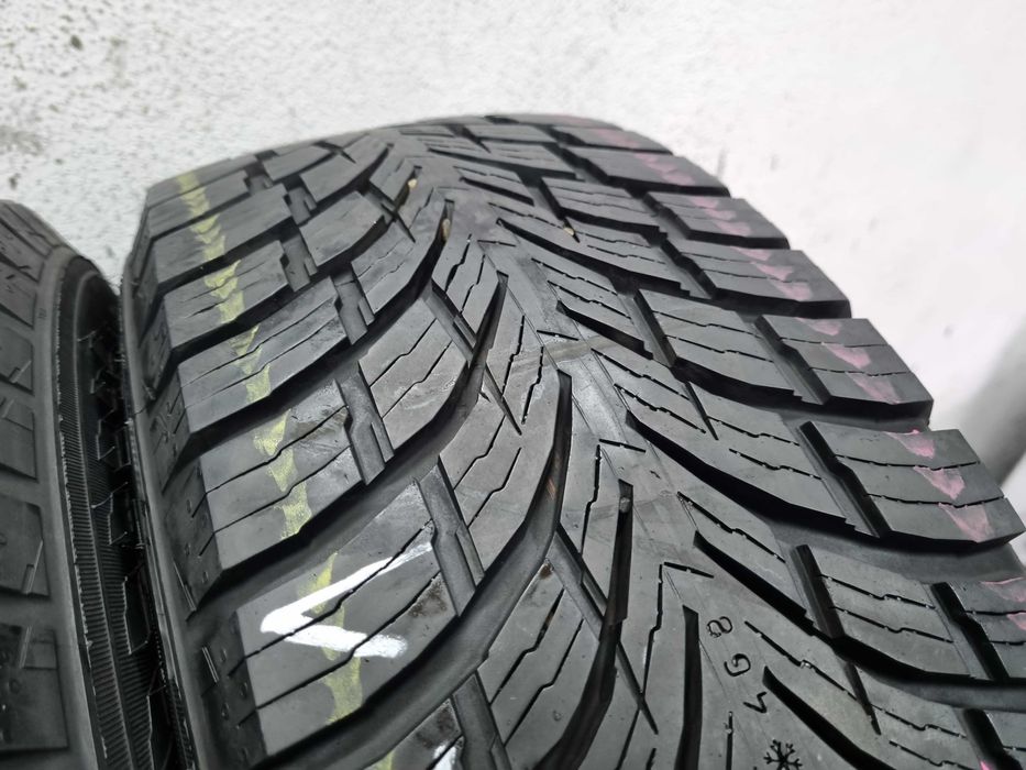 215/65/16C 109/107T Nokian SeasonProof C
