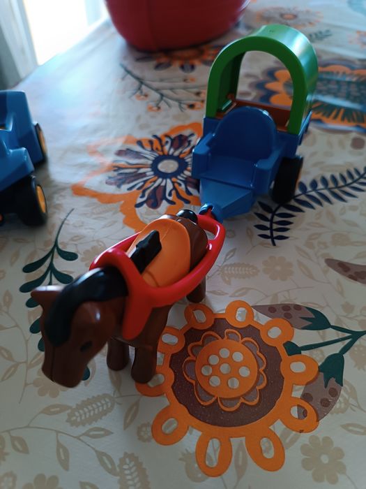 Playmobil 1.2.3. 
Autocarro 3€
Carroça 2€
Moto quatro 2€
Avião 2€
Mota