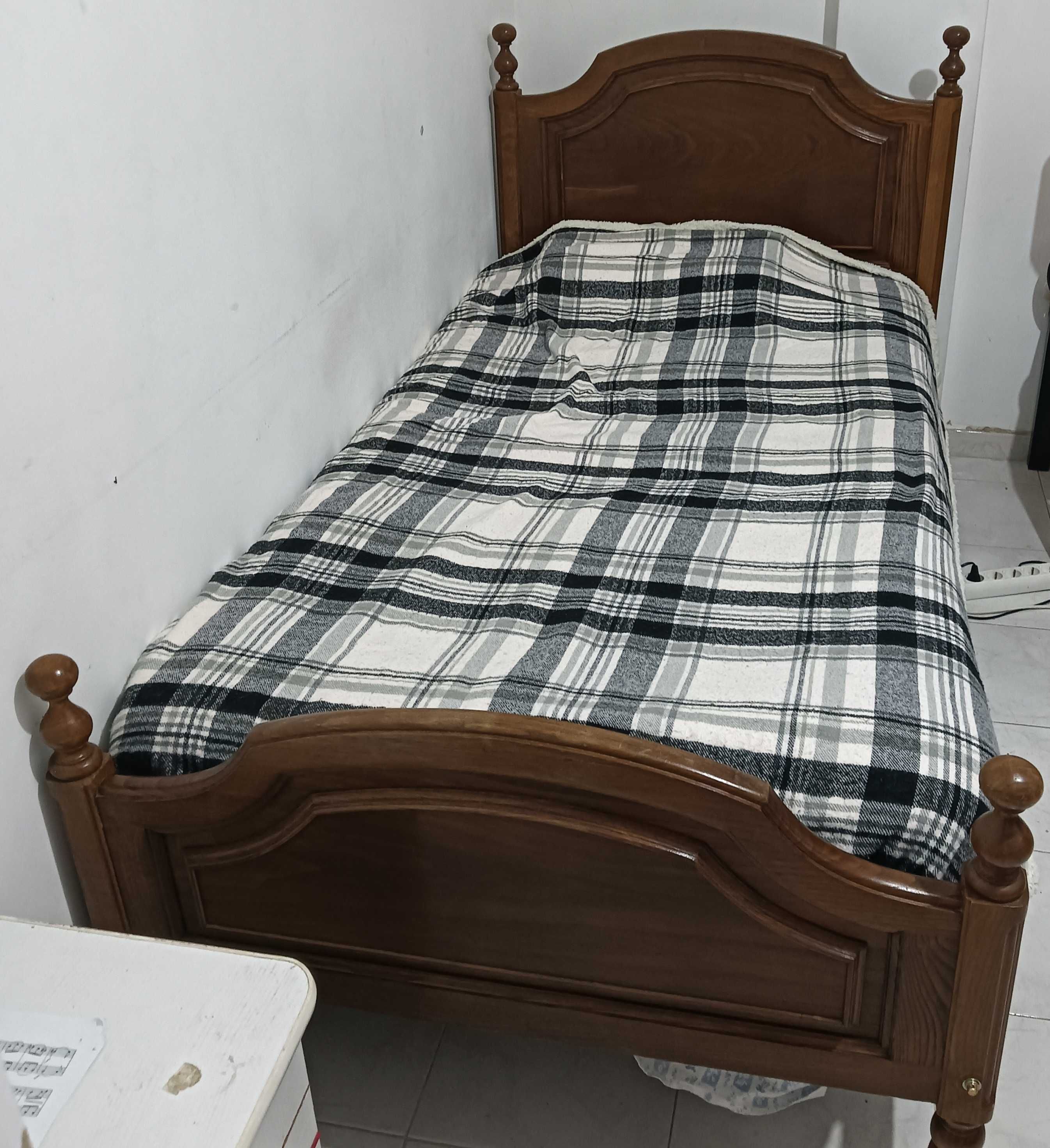 Cama e colchão. Usado apenas por 6 meses.
