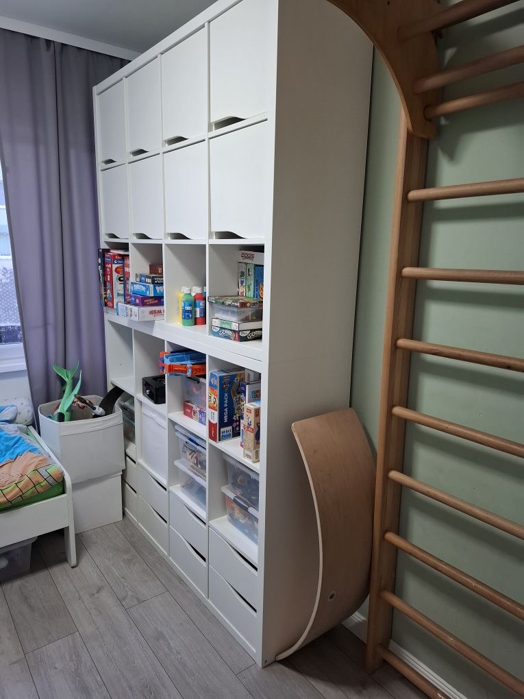 Sprzedam dwa regały KALLAX z wkladami