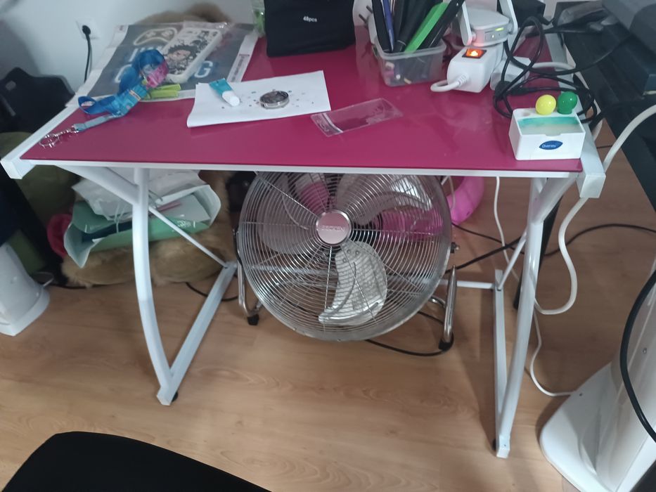 Secretaria rosa  e vidro