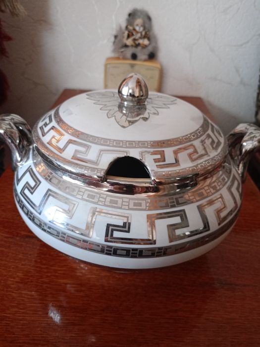 Супниця  з  кришкою.