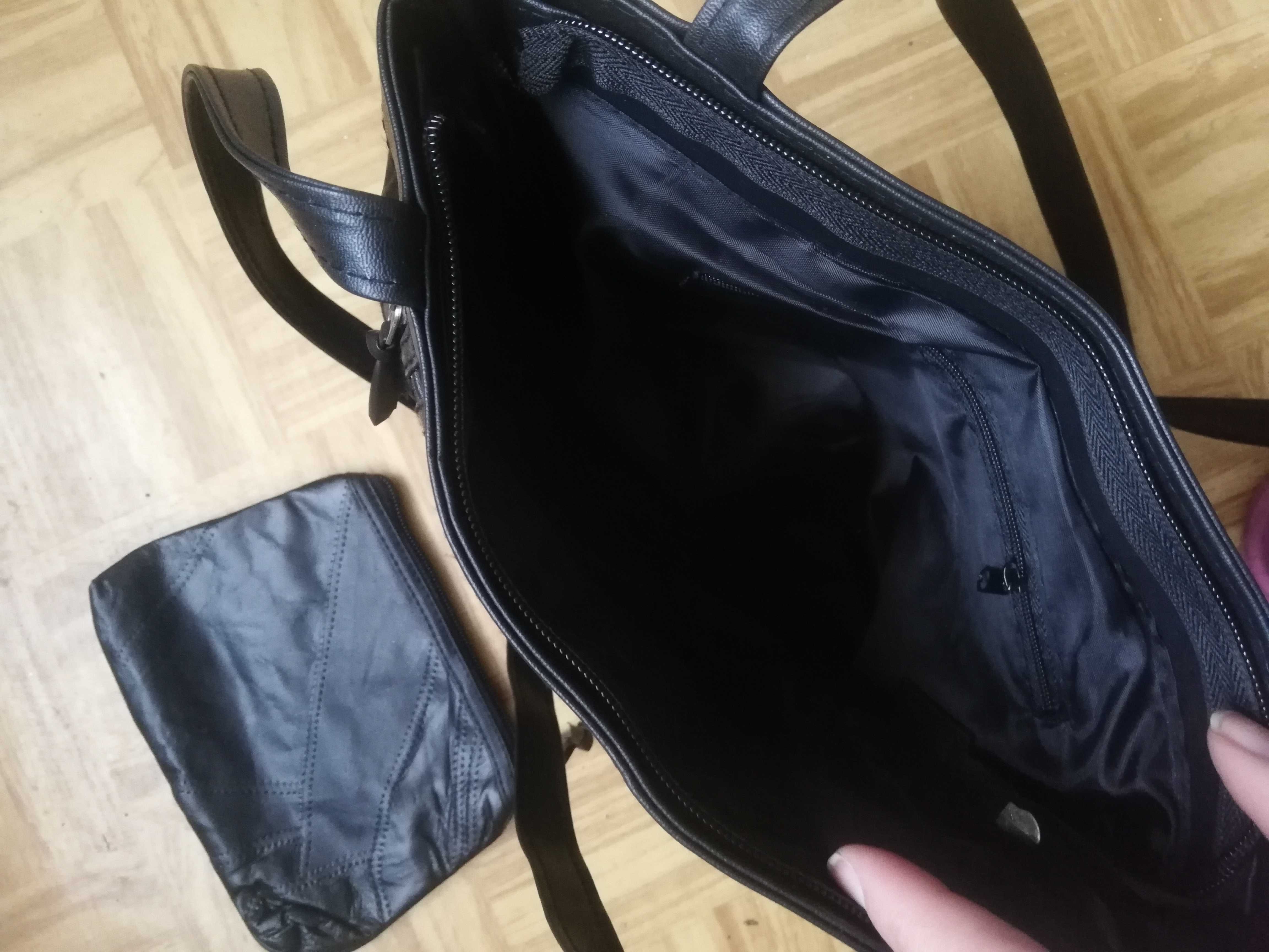 Torebka czarna miękka skórka z kosmetyczką