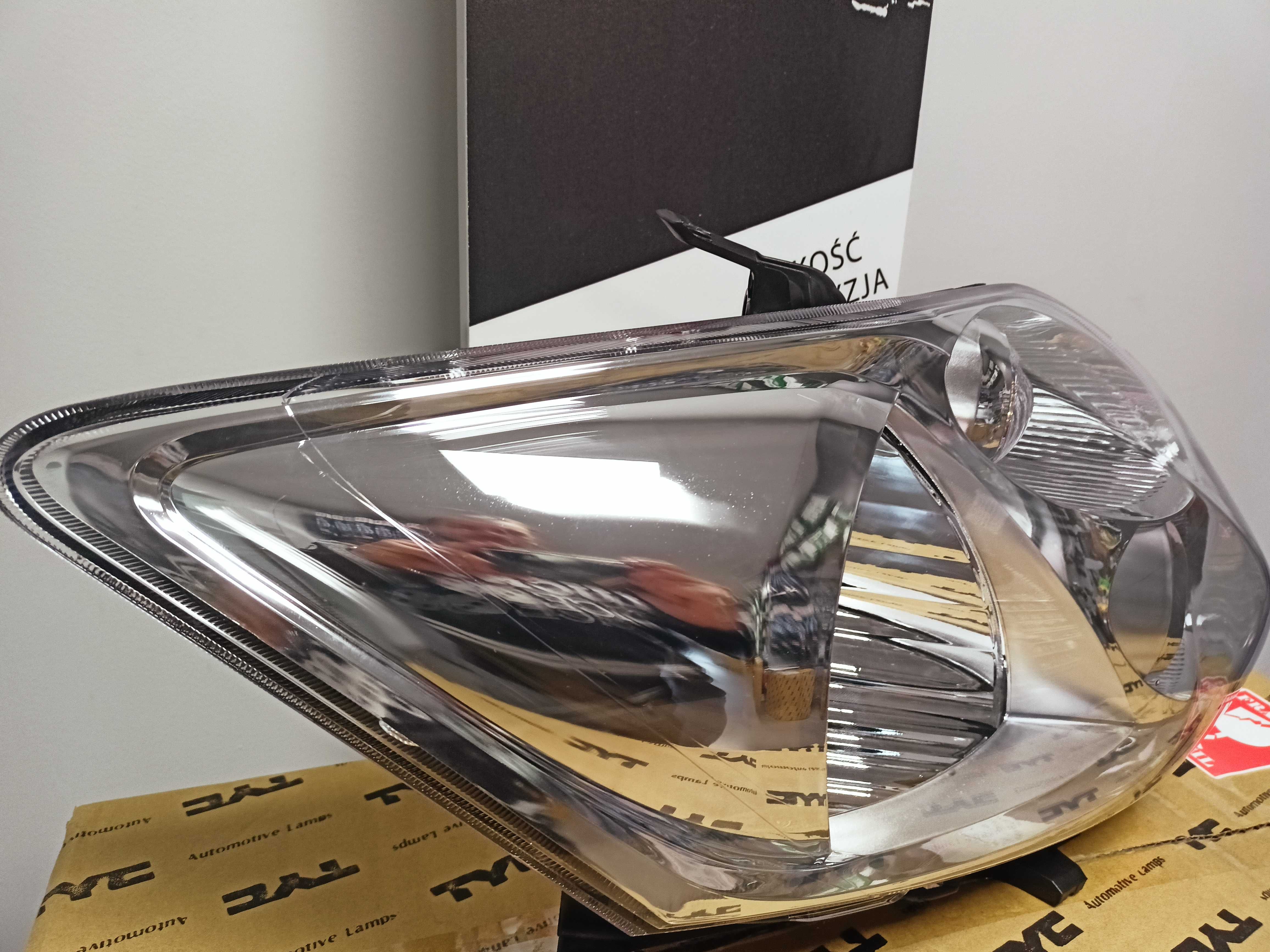 Toyota Auris 06-12 Lampa/Reflektor Przód Prawa strona