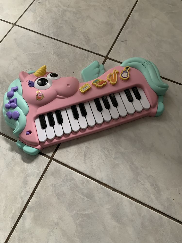 Grajaca zabawka pianino w pieknej oprawie