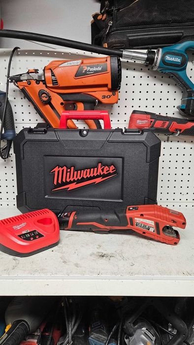 Obcinak do rur Milwaukee C12pc + Ładowarka + akumulator 2ah