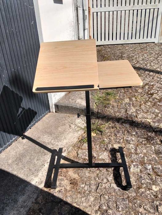 Mesa Auxiliar Regulável com Rodas – Madeira e Metal