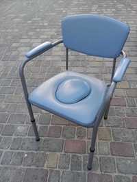Крісло-туалет з м'яким сидінням і регулюванням висоти INVARCARE (США)