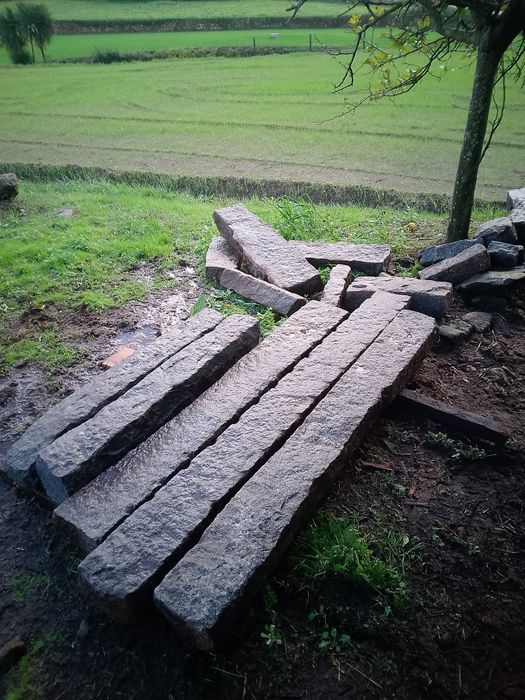 Pedras tipo retangular.