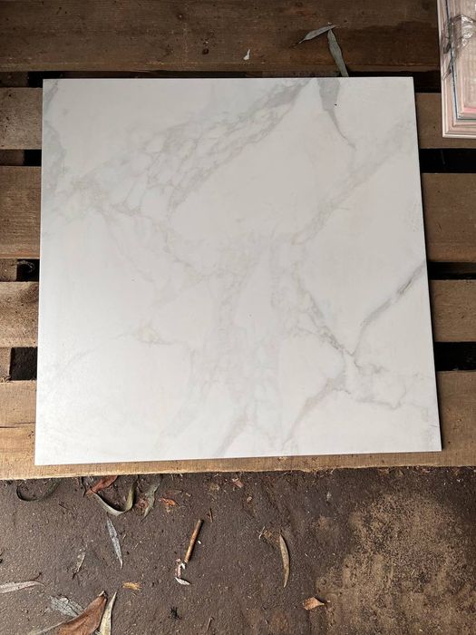 Плитка на підлогу під білий мармур 60,7*60,7, залишок 5кв.м
