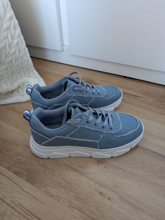 Buty sportowe na grubej podeszwie ala dżins