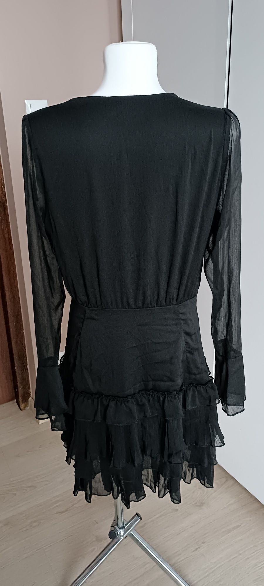 Czarna sukienka z falbankami Mohito