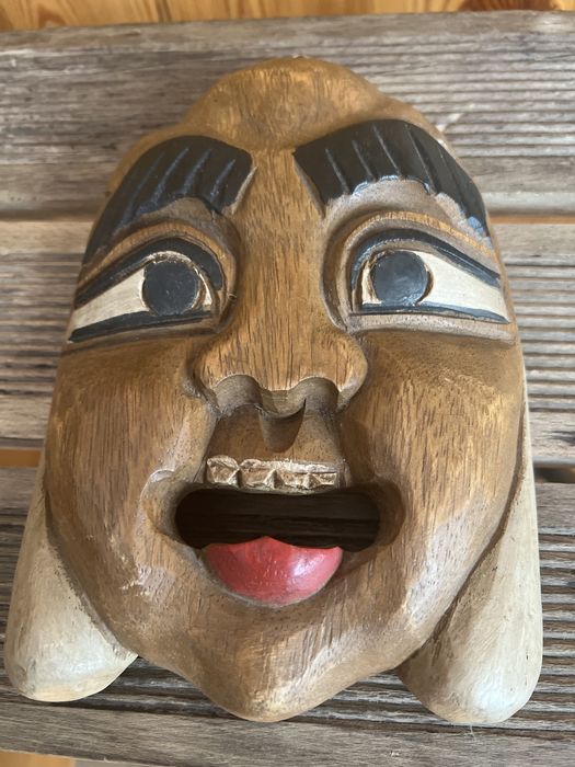 Sprzedam maskę (płaskorzeźba) wykonaną z drewna.