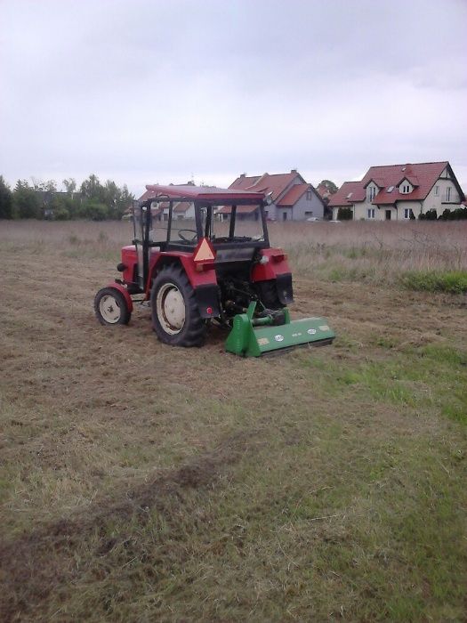 Koszenie trawy kosiarką bijakową