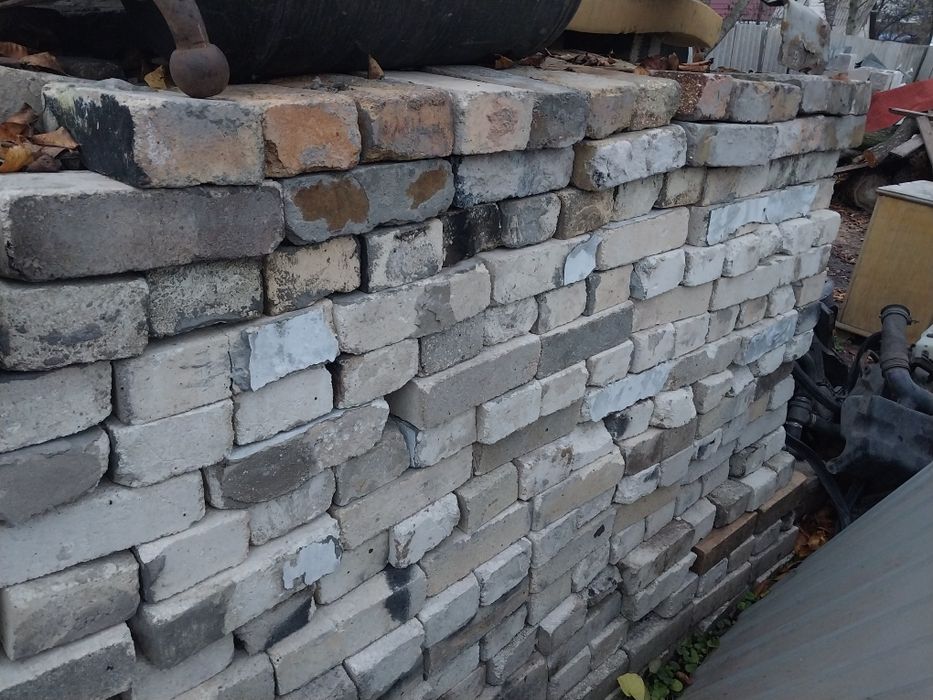 Продам кирпич огнеупорный +- тысяча штук,