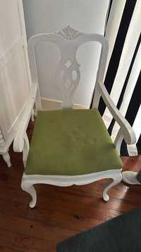 Cadeira branca com estofo verde a precisar de limpeza e pintura