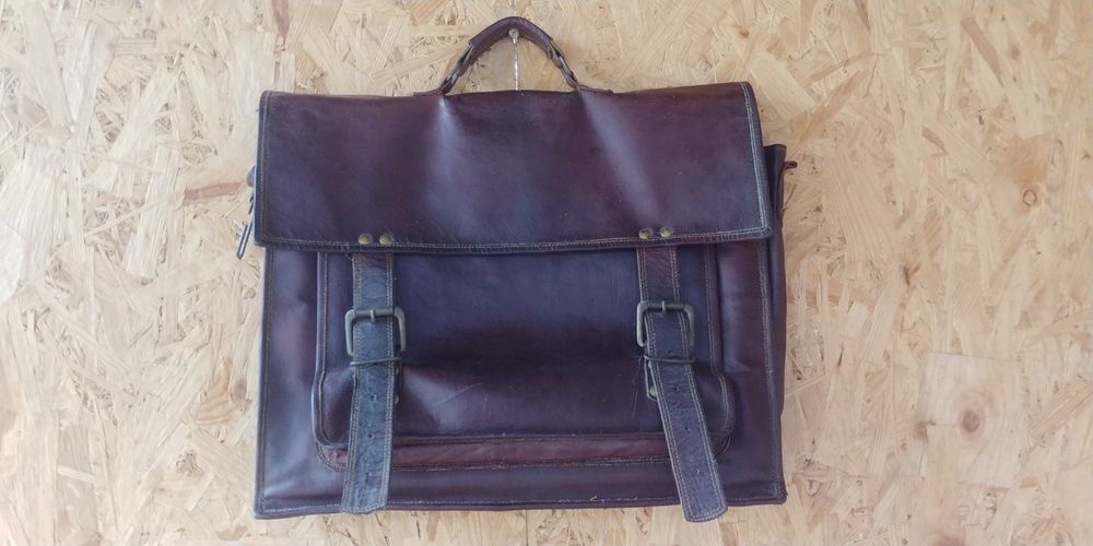 Кожаный портфель.