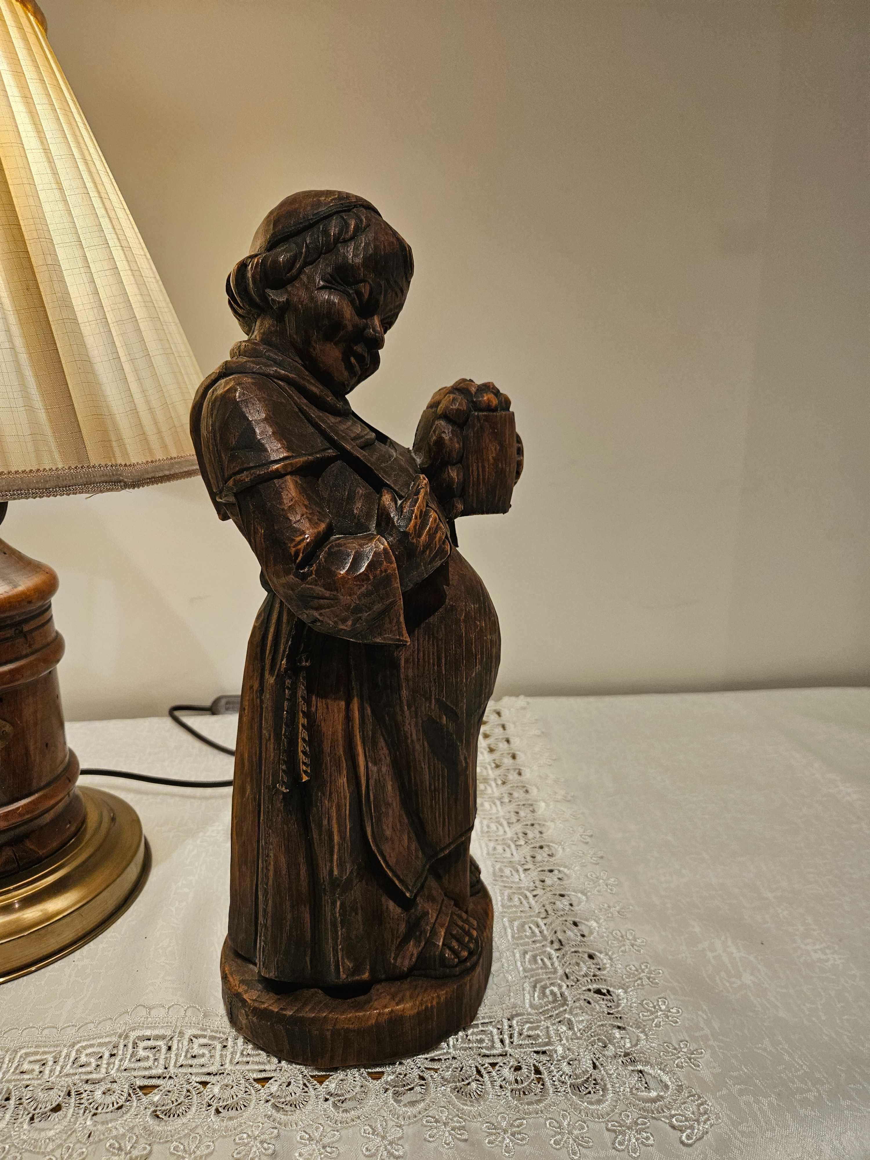 Stara piękna ręcznie wykonana drewniana figurka mnicha z kuflem piwa